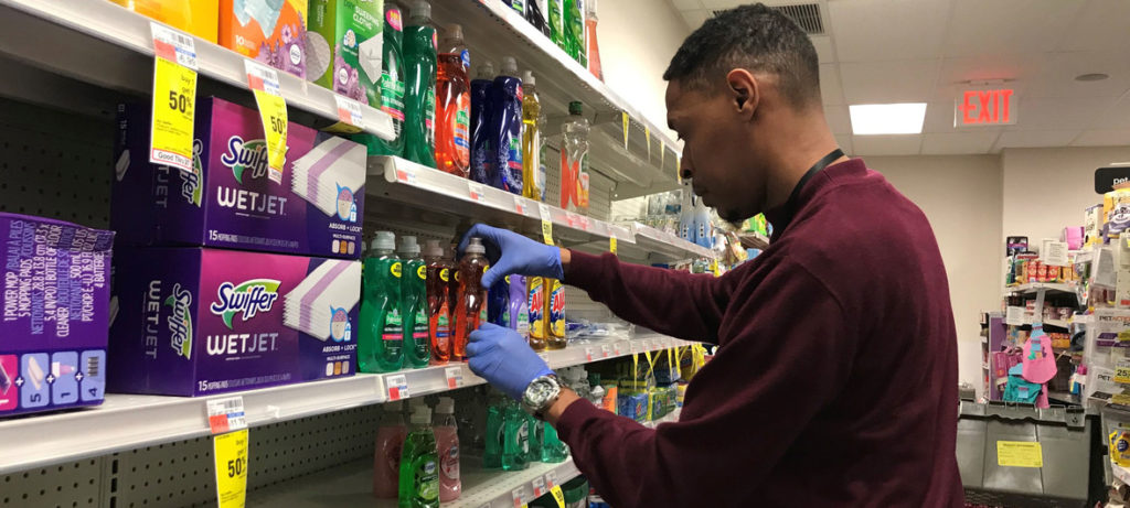 Vaccination: retail worker during covid UN News