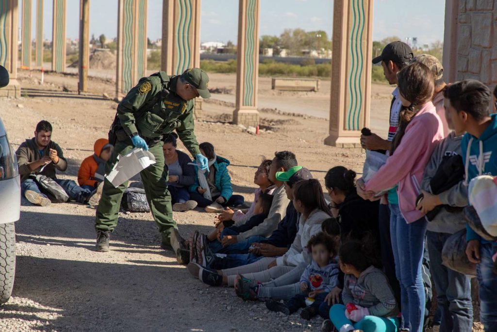 US Border Agents apprehend migrants at US-Mexico border