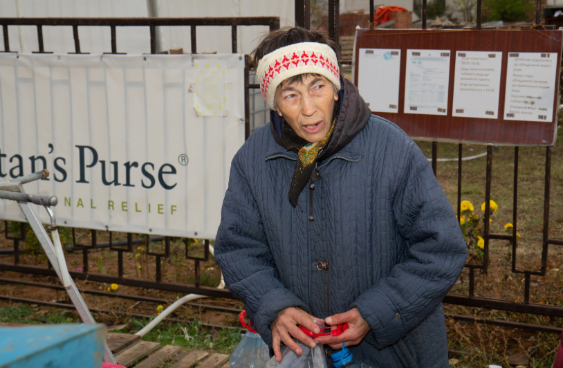 Mykolaiv residents fill their water jugs