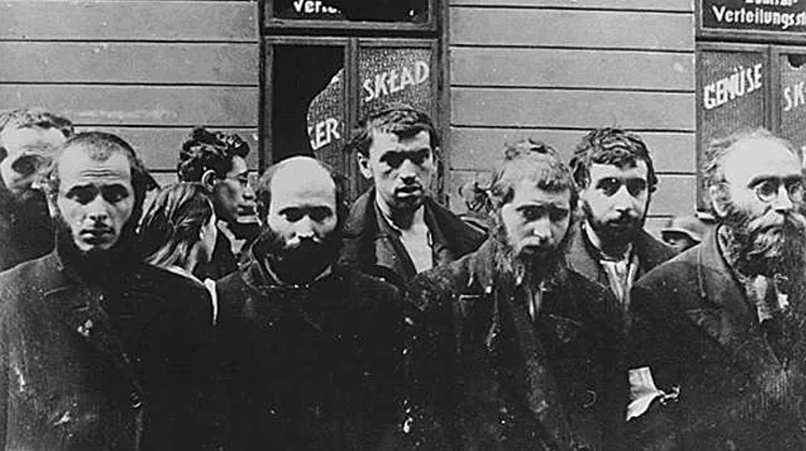 Jewish prisoners arrested for war crimes in Warsaw.