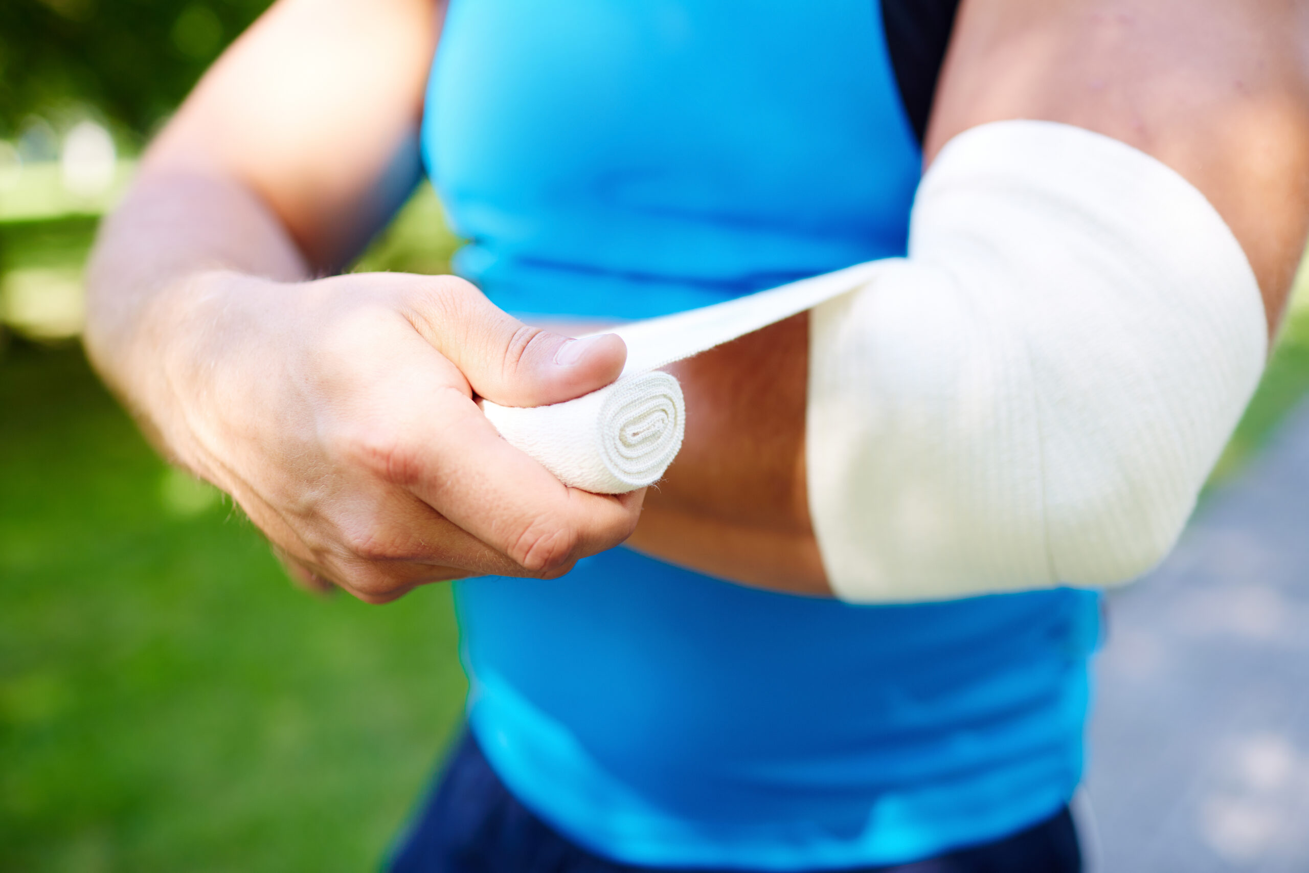 Man bandaging arm