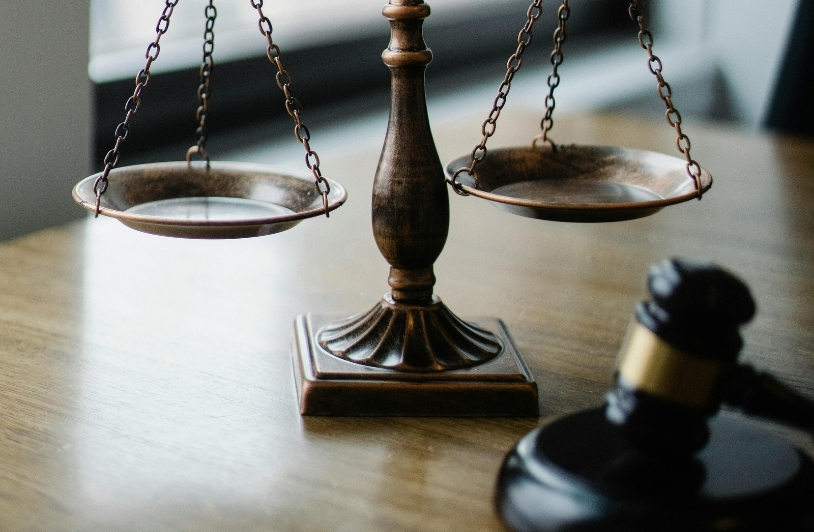What Evidence Can Help You Dismiss a Criminal Case? Judgement scale and gavel in judge office