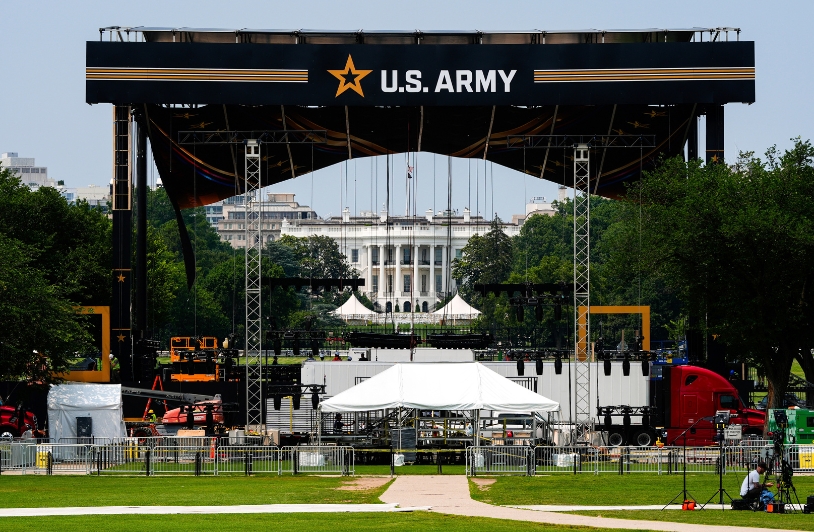 US ARMY STAGE IN FRONT OF WHITE HOUSE for trump military parade
