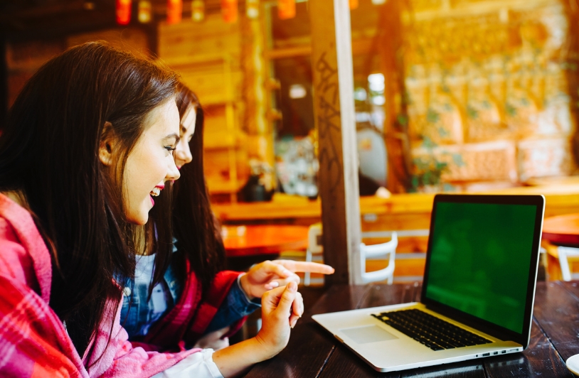 women playing online poker tournament