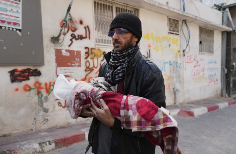 Man in Gaza carrying dead baby