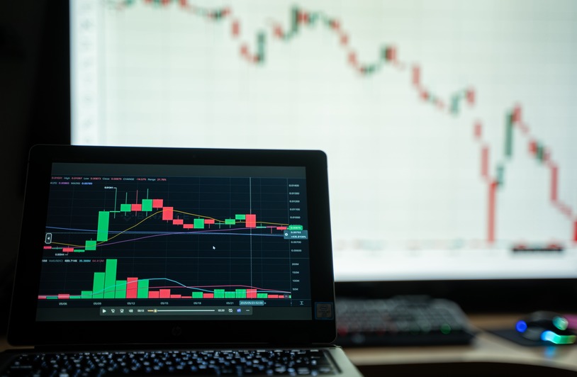 How Platform Tools Affect Technical Analysis in Currency Trading? Forex trading charts displayed on a computer monitor with candlestick patterns and technical indicators
